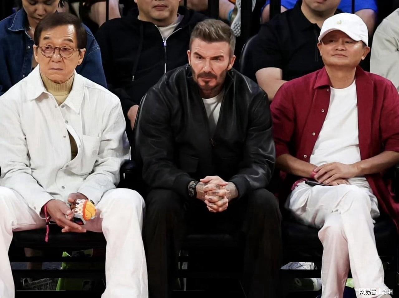 62岁马云现身NBA中国赛！猛拍成龙大腿 与贝克汉姆蔡崇信热聊
